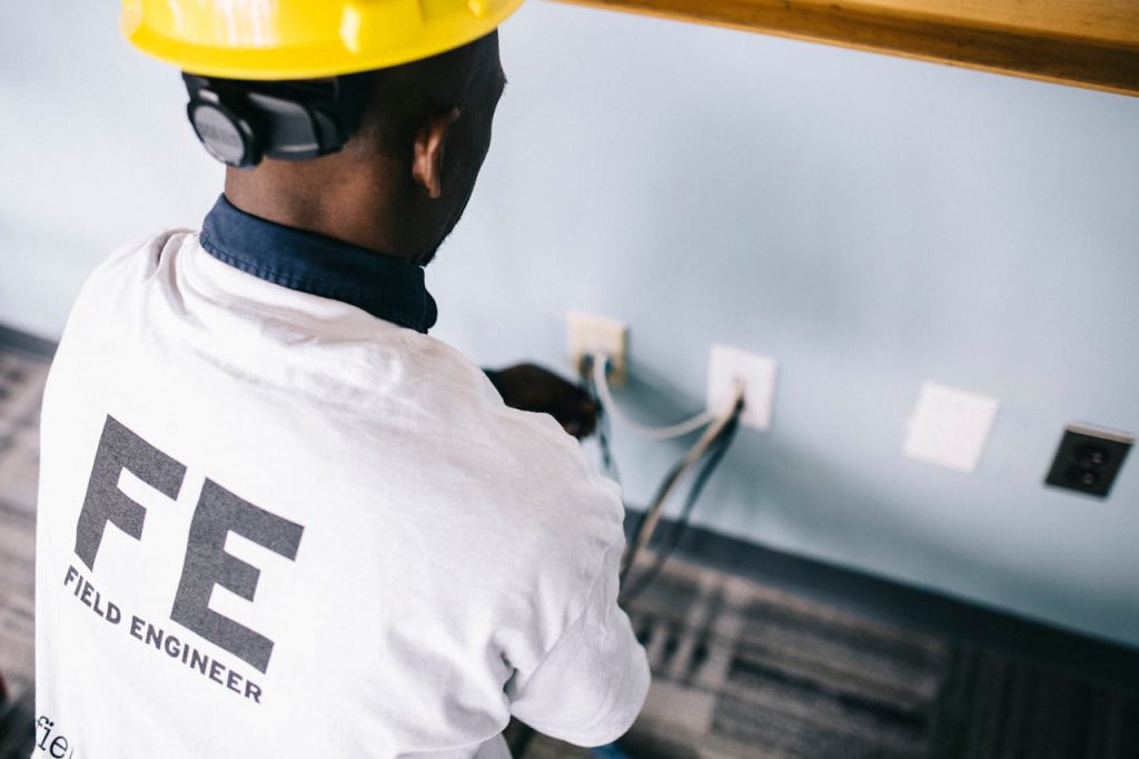 an-electrician-repairing-the-ac-power-plugs-and-sockets-442160 dépannage d'une prise réseau RJ45 a lille